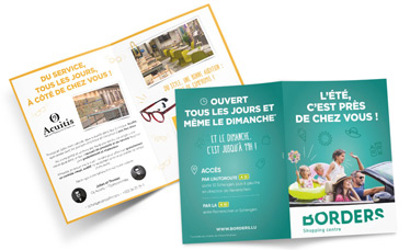 2 dépliants ouverts.
