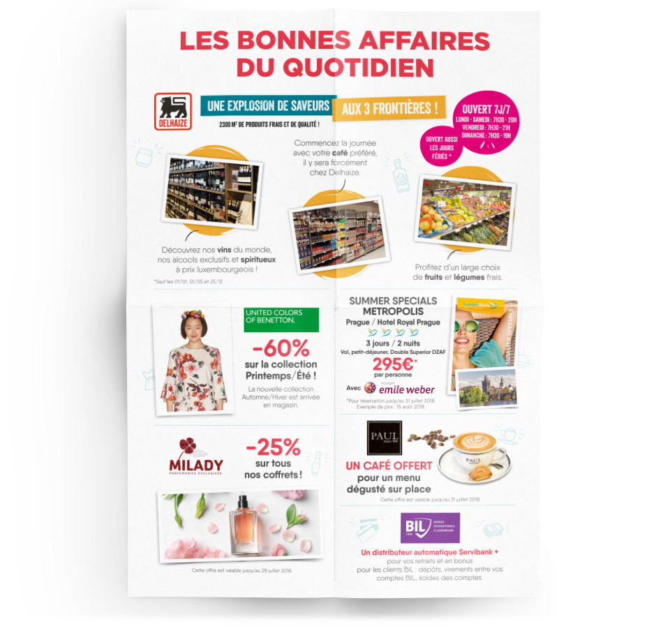 Dépliant ouvert sur des promotions de magasins.