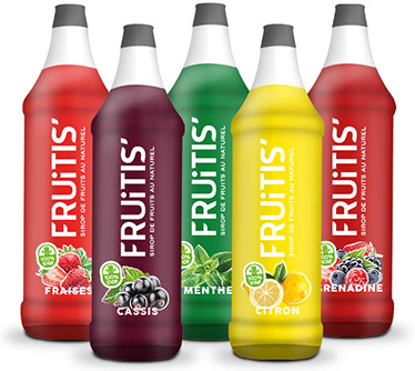 5 bouteilles de sirop de fruits.