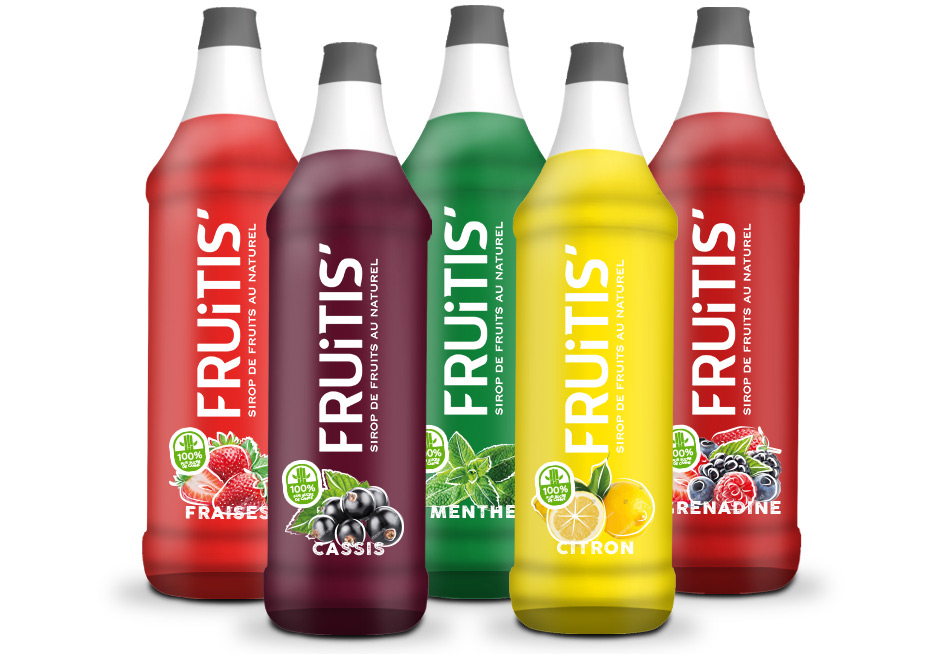 5 bouteilles de sirop de fruits.
