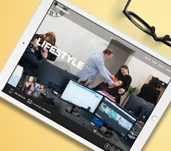 Tablette avec écran sur la home page du site.