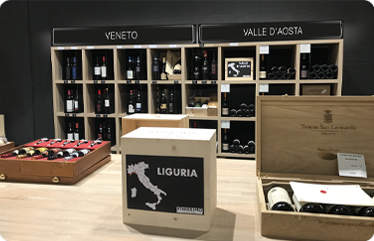 2 grandes étagères contenant des vins italiens.