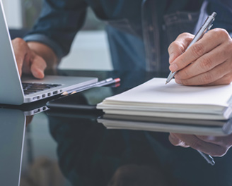 Homme qui travaille à son bureau