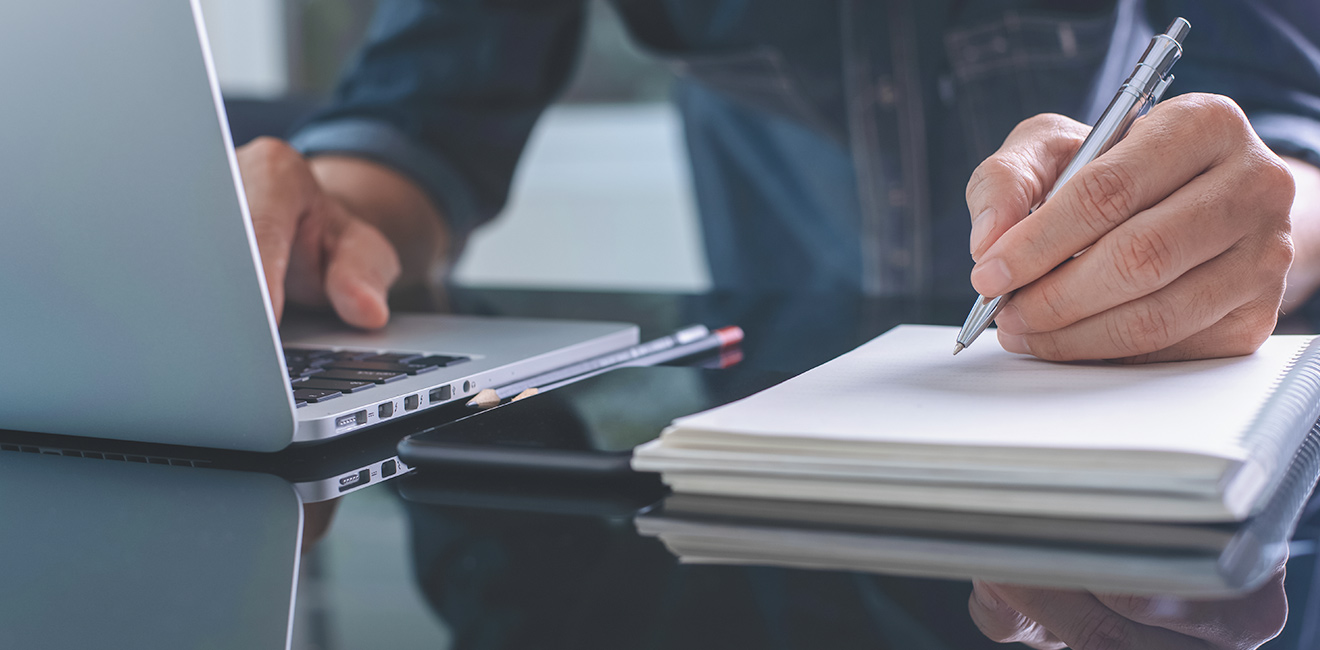 Homme qui travaille à son bureau